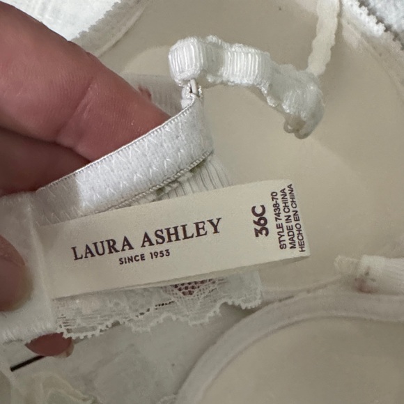 Set of 2- Laura Ashley Push-Up Bras NWOT - Picture 2 of 2